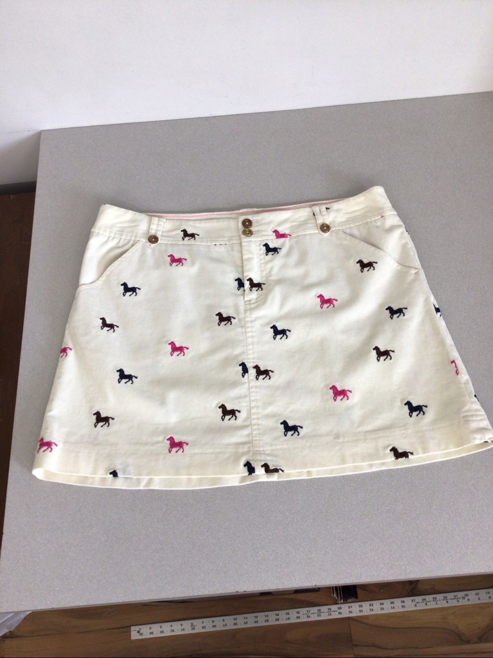 LILLY PULITZER Cream Mini Skirt PINK BROWN BLACK  Horse Embroidery SIZE 10